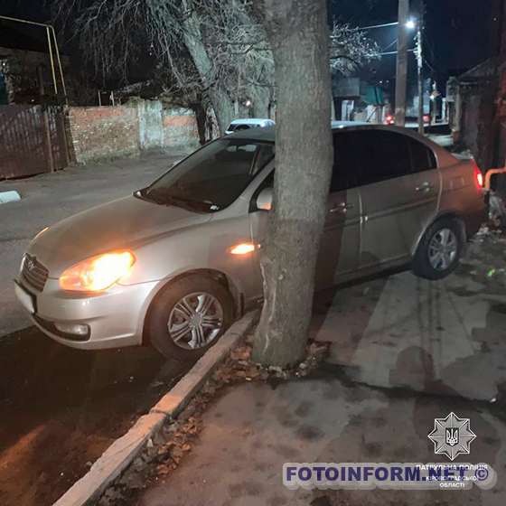 У Кропивницькому на перехресті зіткнулися автівки, одну викинуло на тротуар (ФОТО)